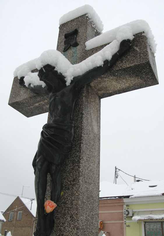 Ugledavπi podno kriæa majku i pokraj nje ljubljenog uëenika, umiruêi je Krist prepoznao u njima prvinu nove obitelji, zbog Ëega je i doπao da bi ustanovio na svijetu zaëetak Crkve i