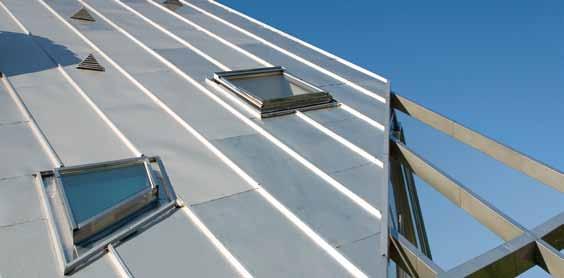 Dideli lango matmenys ir galimybė pakelti langą iki 68 kampu, suteikia galimybę išlipti ant stogo, pavyzdžiui atlikti stogo priežiūros darbus, arba evakuotis iš patalpos pavojaus atveju.