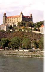 184 S l o v a k i j a S o s t i n ë ir ki t i mi e s t a i Slovakijos sostinė Bratislava (415,5 tūkst. gyv.) yra šalies pietvakariniame kamputyje prie ribos su Austrija ir Vengrija.