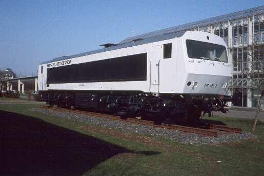 1 Súčasný stav striedavého prenosu trakčného výkonu u vozidiel nezávislej trakcie V roku 1971 spoločnosť Henschel - BBC predstavila verejnosti prvú DE lokomotívu so striedavým prenosom trakčného