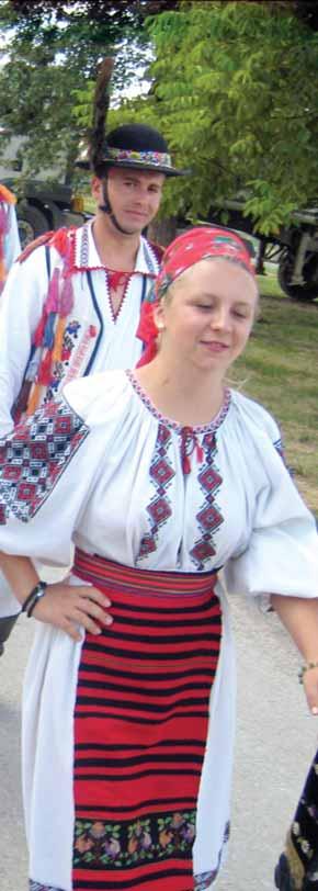 Od djece? Ona su zaokupljena, igraju se. Nedostaje Emanuela. Evo je, upravo dolazi. Govori sama sa sobom: -... Ne moæeπ ga uvijek pronaêi. Zato su tu sveci, moj imenjak.