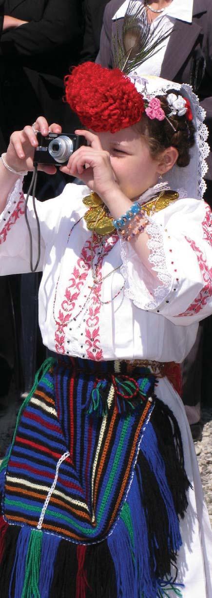 Veliko olakπanje dolazi iz Emanuelinih rijeëi, poput plime. - Kako ti to sve znaπ? - pita baka. - Kako idem na vjeronauk. Mi ga imamo i u πkoli i u æupi!