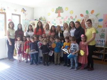koordinua nga prof. Alberita Bytyqi. Fëmijët dhe edukatoret e Kopshtit Bardha, u ndanë të kënaqur nga ky organizim i studenteve të AAB - së. Drejtoresha e Kopshtit, znj.