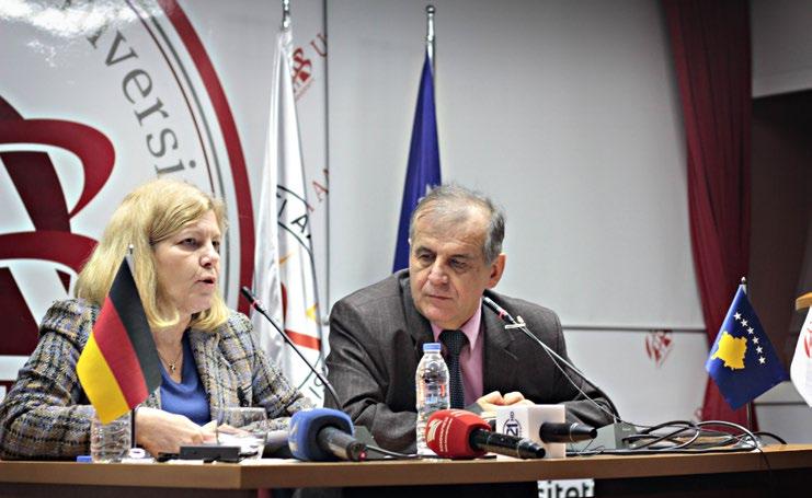 6 Diplomatët në AAB 15 maj 2015 Ambasadorja e Gjermanisë në Kosovë, Angelika Viets: Nuk e këshilluam Isa Mustafën me kënd të bëjë koalicion Në një ligjëratë për studentët e AAB-së, në temën Politika