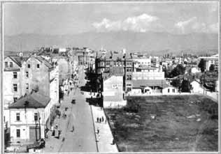 vështrimit të shkurtër kushtuar foto-monografisë së qytetit  Kështu flet e kaluara dhe këtë e konfirmon edhe e tashmja e Shkupit. Dhe këtë e dëshmojnë edhe fotografitë në vijim.