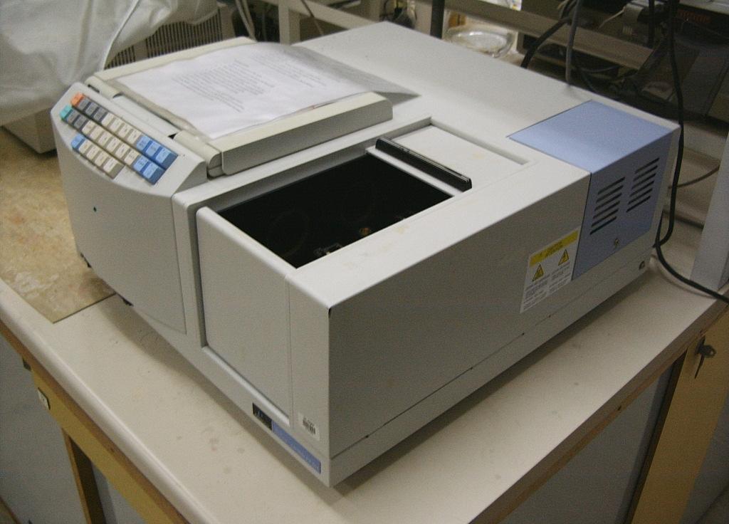 Postopek spektrometričnega merjenje s spektrometrom Lambda EZ 201, Perkin Elmer Spektrometer vklopimo tako, da preklopimo glavno stikalo spektrometra, ki je na sprednji plošči spektrometra, spodaj