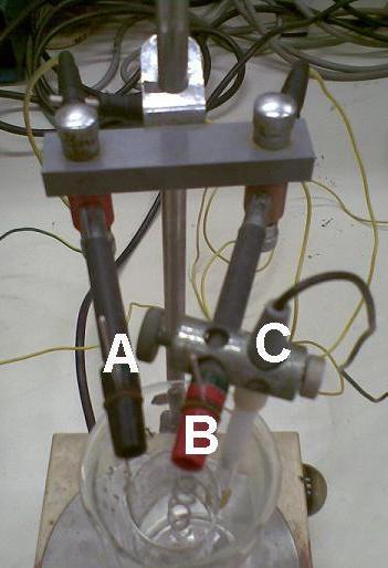 Elektrodo potopimo v pripravljeno raztopino medenine, ki smo jo dobili pri razkroju ter ji postopno dodajamo raztopino amonijaka (1 + 1) toliko časa, da ima raztopina ph med 4,4 in 5,0.