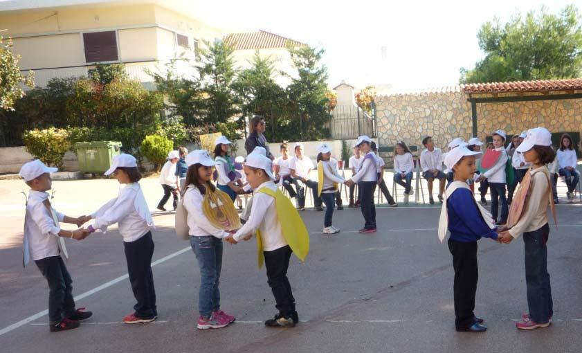 Η Α τάξη με την καθοδήγηση της κας Τζένης Μαγγανάρη μας ταξίδεψε με την υπέροχη φωνή και αγαπημένα τραγούδια του Ν. Ξυλούρη.