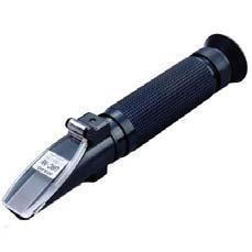 Refractometer, Master Sur-Na, Made in Japan), πάνω στο οποίο με ειδική πιπέτα τοποθετούνται σταγόνες του δείγματος και στρέφεται προς μια φωτεινή πηγή η οποία περνά