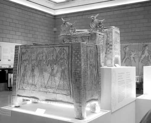 Η ξενάγηση στα εκθέματα του Μουσείου, καθώς και στον στεγασμένο αρχαιολογικό χώρο στα θεμέλια του, όπου διατηρείται τμήμα οικίας της 3 ης χιλιετίας, τάφοι του 17ου αι. π.χ., καθώς και η θεμελίωση του μυκηναϊκού τείχους της Καδμείας (13 ος αι.