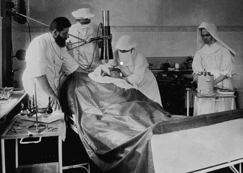 com Ιστορική αναδρομή Η πρώτη επιτυχής διαμπερής κερατοπλαστική πραγματοποιήθηκε από τον Eduard Zirm το 1905. (Εικόνα 1). Hτανε μάλιστα η πρώτη επιτυχημένη μεταμόσχευση συμπαγούς οργάνου.