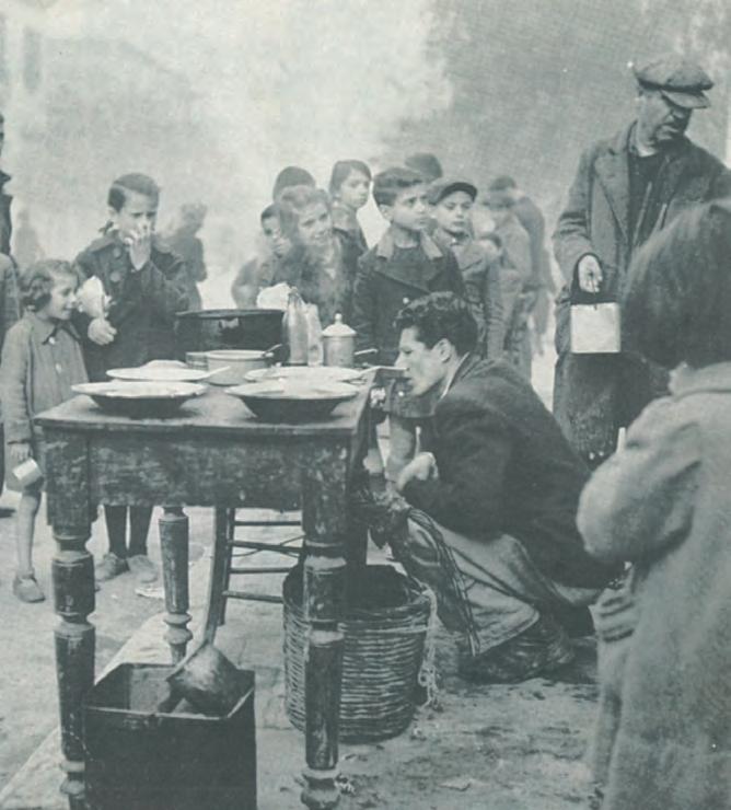 80 Δεκέμβριος 1941. Συσσίτιο για τα πεινασμένα παιδιά σε μια γειτονιά της Αθήνας, την περίοδο της γερμανικής κατοχής. Φωτ/φία: Β. Παπαϊωάννου, Μουσείο Μπενάκη Γ ι α λί γο ψωμί Το είδα με τα μάτια μου.