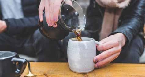 Sipas një studimit në Transplantimin e Dializës në Nefrologji në SHBA, konsumimi i më shumë kafeve ulë rrezikun e vdekjes për pacientët me sëmundje të veshkave.
