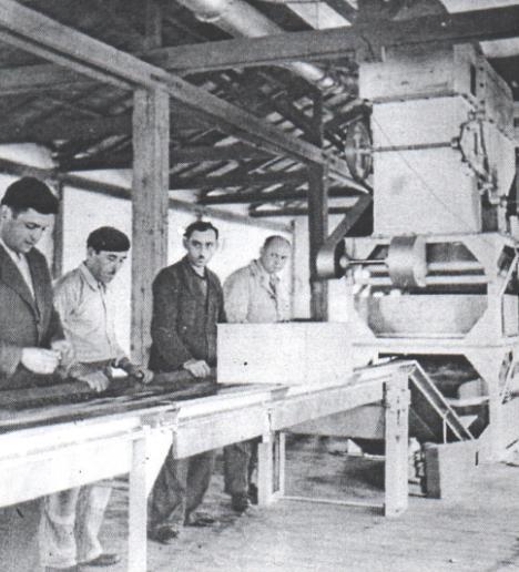 Εικόνα 36 Τοποθέτηση της πρώτης ξεφυλλιστικής μηχανής στην Ελλάδα στην καπναποθήκη της εταιρείας Κ.