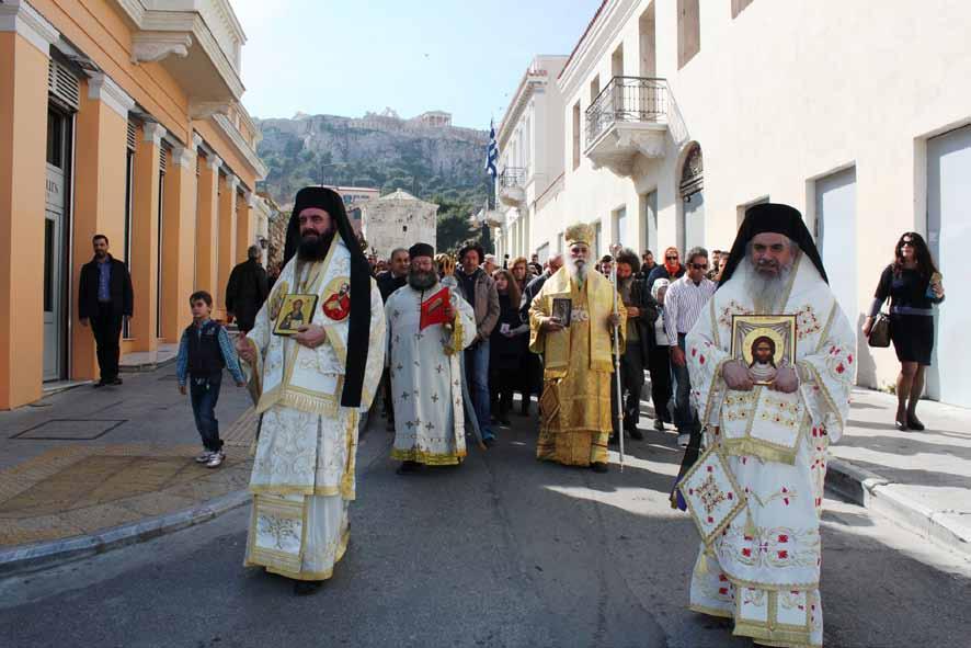 Οἱ δὲ διερχόμενοι καὶ οἱ τουρῖστες, ἀναρίθμητοι λόγῳ καὶ τῆς καλοκαιρίας, παρακολουθοῦσαν μὲ σεβασμὸ καὶ ἐνδιαφέρον τὴν ἐπιβλητικὴ ἱερὰ πομπή.