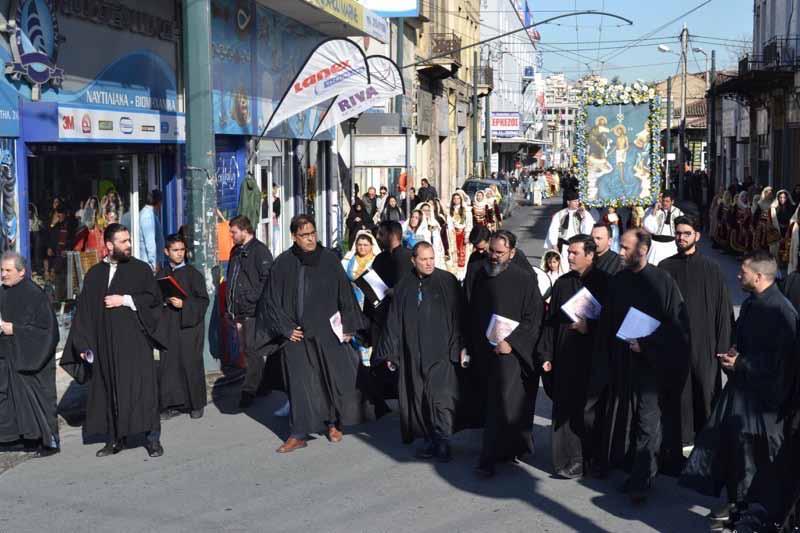 Ἔλαβαν μέρος χιλιάδες Ὀρθοδόξων πιστῶν τῆς Ἐκκλησίας μας, οἱ ὁποῖοι διερχόμενοι διὰ τῶν κεντρικῶν δρόμων τοῦ Πειραιῶς ἕως τὸν κεντρικὸ λιμένα, διασάλπιζαν γιὰ ἄλλη μία φορὰ μὲ