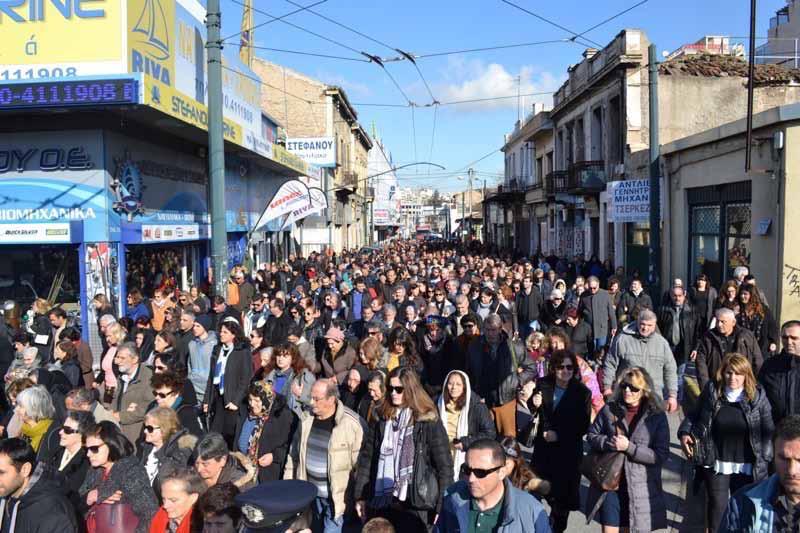 Ἐπὶ τῆς ἐξέδρας τοῦ κεντρικοῦ λιμένος Πειραιῶς τῆς Ἀκολουθίας Καταδύσεως τοῦ Τιμίου Σταυροῦ προεξῆρχε, ὅπως καὶ τῆς Λιτανείας, ὁ Σεβ. Μητροπολίτης Πειραιῶς καὶ Σαλαμῖνος κ.