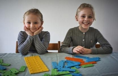50 μαγνητικές ψηφίδες διπλής όψεως και 2 χρωμάτων βοηθούν τα παιδιά να