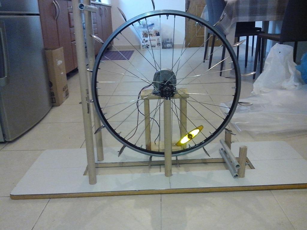 Περιμετρική τοποθέτηση 16 κουταλιών.