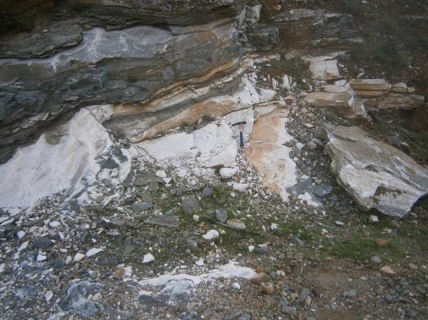 πετρώματα έχουν υποστεί μεταμόρφωση, υψηλής πίεσης και χαμηλής θερμοκρασίας (HP-LT) γεγονότα τυπικά για την ενότητα των κυανοσχιστολίθων (Grasemann et al 2012).