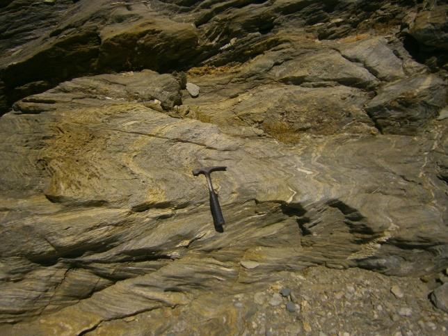 ΠΤΥΧΕΣ Τα πετρώματα της Σερίφου εμφανίζουν μεγάλες, ισοκλινείς-κλειστές πτυχές, οι οποίες έχουν επηρεαστεί κυρίως κατά την πρασινοσχιστολιθική φάση και χαρακτηρίζονται σαν Bn.