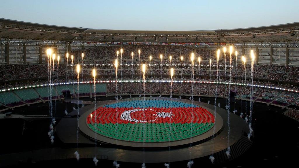 Εικόνα 52 Χίλιες χορεύτριες σχηματίζουν τη σημαία του Αζερμπαϊτζάν, Origins-Πρώτοι Ευρωπαϊκοί Αγώνες, Μπακού 2015 Από τα τέσσερα στοιχεία της φύσης που θα εμφανιστούν σε αυτήν την Τελετή, η φωτιά