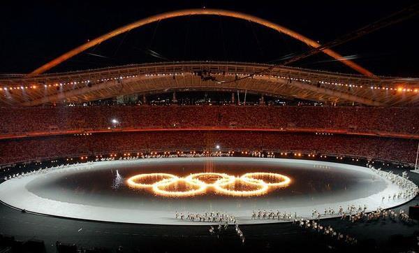 Εικόνα 33 Ο χώρος του Σταδίου με τους πέντε Ολυμπιακούς κύκλους, Τελετή Έναρξης-Ολυμπιακοί Αγώνες, Αθήνα 2004 Μετά τη γεμάτη ένταση «πρώτη πράξη», η ατμόσφαιρα αλλάζει.