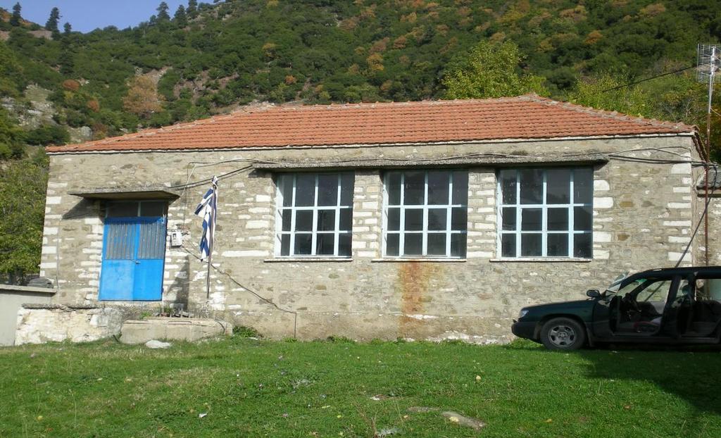 Τα διαλείμματα τα κάναμε στο δρόμο. Σε κάθε αίθουσα έκαναν μάθημα μαζί δυο τάξεις. Πρώτη και Δευτέρα, Τρίτη και Τετάρτη, Πέμπτη κι Εκτη. Και μη φανταστείς ότι ήμασταν λίγα παιδιά.