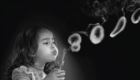 Η ρύπανση από το κάπνισμα σε έναν κλειστό χώρο παράγεται από: Την εκπνοή του καπνιστή Το ίδιο το τσιγάρο που καίγεται Το Τριτογενές Παθητικό Κάπνισμα : δηλαδή το αόρατο