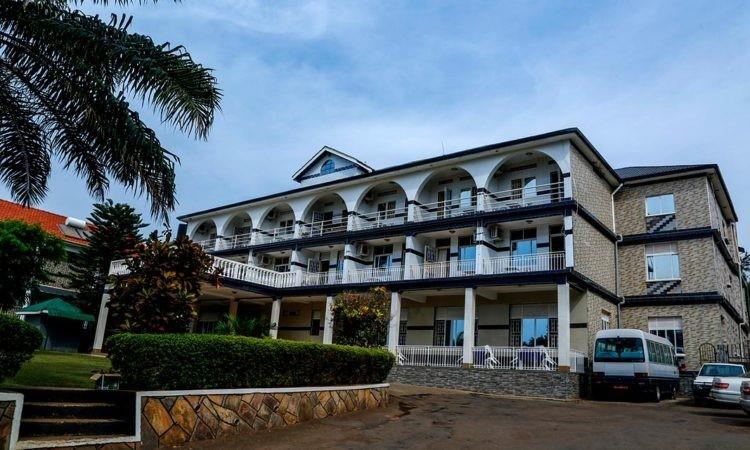 Ημέρα 01: Άφιξη στο Διεθνές Αεροδρόμιο Entebbe αργά το βράδυ και μεταφορά στο Anderita Beach Hotel για ανανέωση και ξεκούραση. Πρόγραμμα γευμάτων: αργά δείπνο και πρωινό.