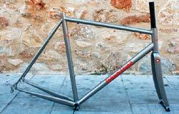 Πολύ πιο σπορ από οποιοδήποτε CX ή gravel ποδήλατο, θα εντυπωσιάσει σε χωμάτινες καταβάσεις με την σταθερότητά του στις μεγάλες ταχύτητες.