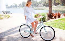 Θα σας 530 Mοναδικό γυναικείο ποδήλατο με χρωμολένιο πλαίσιο και απαλές γραμμές. Διατίθεται σε αρκετούς χρωματισμούς.