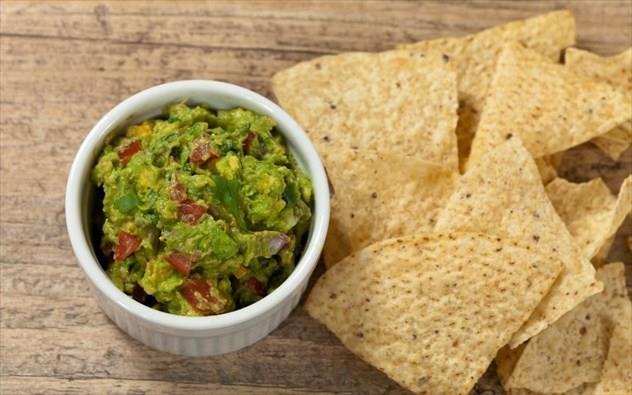 Guacamole Φτιάχνεται από λιωμένα αβοκάντο, κρεμμύδια, ντομάτες, χυμό