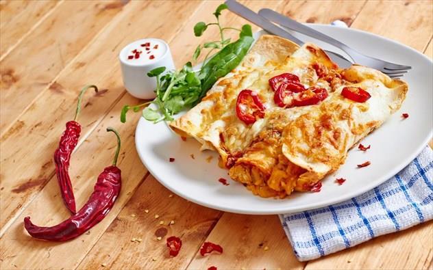 Enchiladas Tortillas από καλαμπόκι ή αλεύρι γεμίζονται με θαλασσινά, φασόλια, λαχανικά,