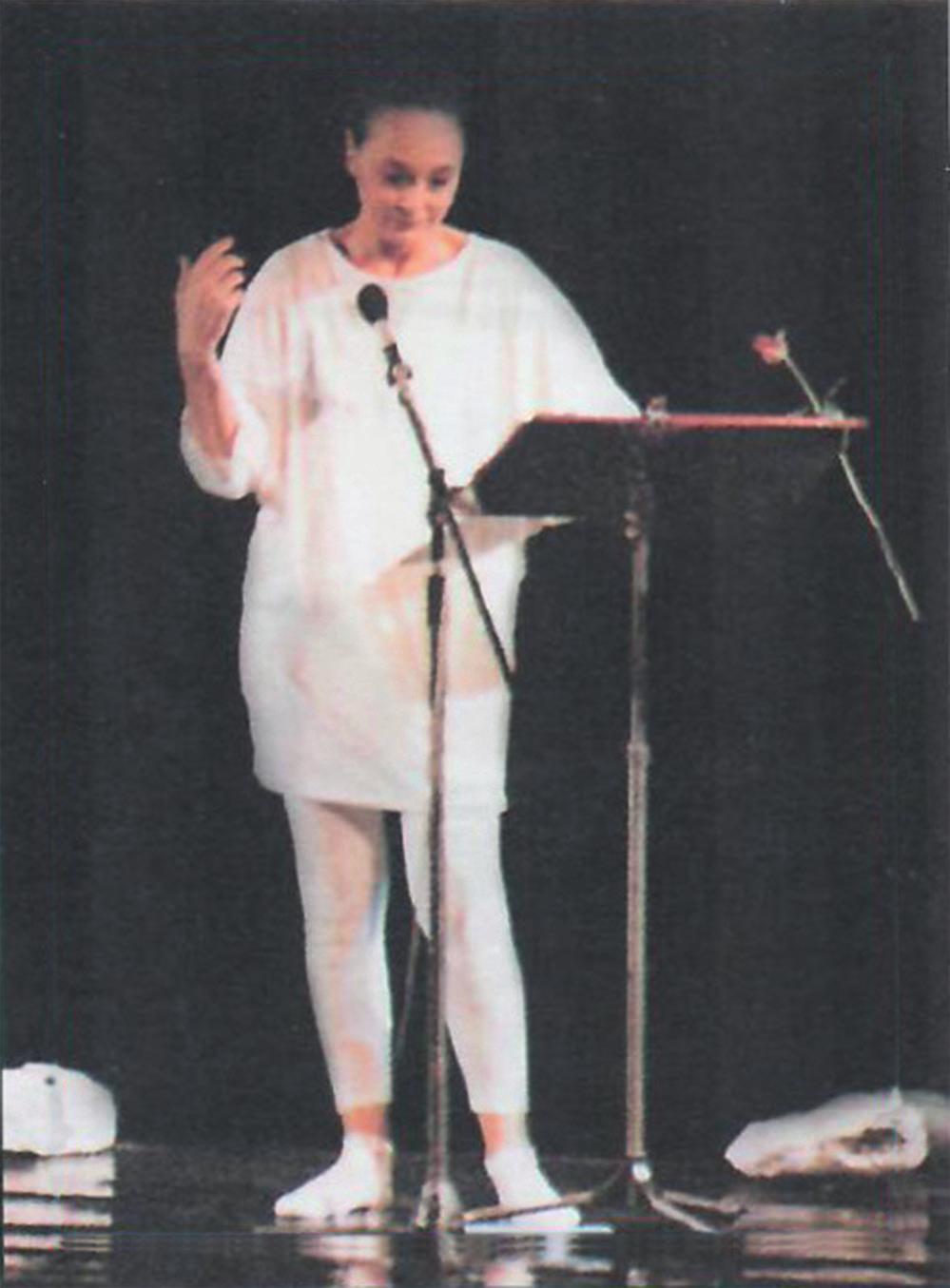 Η Μάγια Λυμπεροπούλου μπροστά σε θεατρικό αναλόγιο.