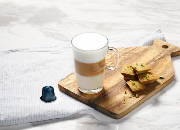LATTE MACCHIATO 拿鐵瑪奇朵 HK TW 食材 用具 材料 配件 2.5% 低脂超高溫保鮮冷鮮奶 (4 C ) (150 毫升 ) Nespresso 濃縮咖啡或 Ristretto 咖啡 (40 毫升 ) Barista 打奶器 玻璃食譜杯 150 毫升冷牛奶 (4 C), 超高溫消毒,2.