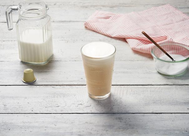 ICED FRAPPÉ 冰希臘法拉沛 HK TW 食材 用具 材料 配件 Nespresso Vanilio 咖啡粉囊 (40 毫升 ) 2.5% 低脂冷鮮奶 (100 毫升 ) 1 塊冰 (30 克 ) 白糖 (2 包 /8 克 )( 非必須 ) Barista 打奶器 玻璃食譜杯 製冰格 Vanilio 咖啡膠囊 (40 毫升 ) 冷 2.