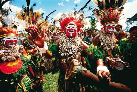 Jul-Sep 10 Latitudes Travel events THINGS YOU MUST DO BEFORE YOU DIE ΕΜΠΕΙΡΙΕΣ ΖΩΗΣ Kirklandphotos.com (2) Hagen Show Papua New Guinea Join in the dancing and singing of the Papua New Guinea tribes.