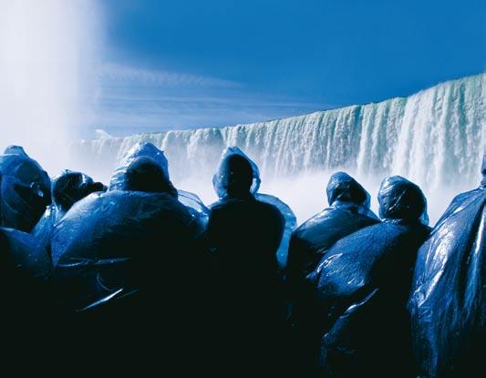 Jul-Sep 10 NORTH AMERICA ΒΟΡΕΙΑ ΑΜΕΡΙΚΗ Latitudes Heaven on earth The Maid of the Mist ferry boat ride at Niagara Falls Η θέα από το κατάστρωμα του «MAID OF THE MIST» Ontario Tourism Niagara Falls