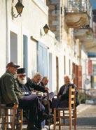 Λίγο πιο κάτω, η Αρεόπολη, από όπου ξεκινούν οι ταξιδιώτες για τα σπήλαια του Δυρού (και ειδικά τη Βλυχάδα, το πιο ωραίο λιμνοσπήλαιο του κόσμου), και όλα τα γραφικά χωριά μέχρι «την άκρη του