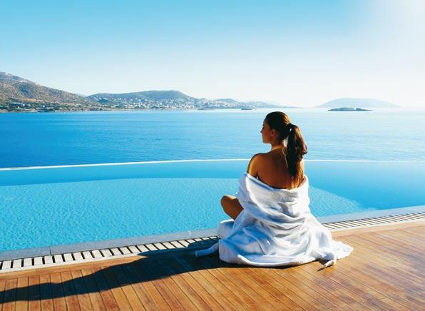 THE PERFECT C BEACH RESORTS Gateway to heaven The idyllic setting is enhanced by the attentive service and pampering that awaits you at the Grand Resort Lagonissi Το ειδυλλιακό τοπίο ενισχύει η υψηλή