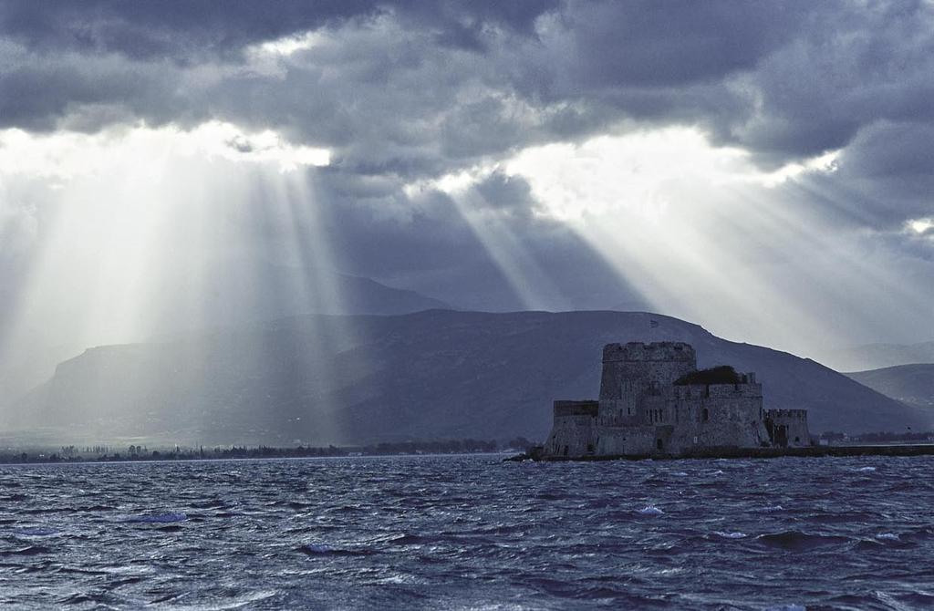 Apr-Jun 09 NAFPLIO ΝΑΥΠΛΙΟ Latitudes Short breaks Retrospective A time machine: press any button and you shall be enveloped in drama and finesse.