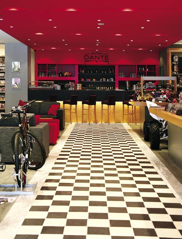 find a Τ.G.I. Friday s, Starbucks and the Astir Beach Bar. Η ιστορική παραλία του Αστέρα ανανεώθηκε χάρη σε έναν καινοτόµο σχεδιασµό και φιλικές για το περιβάλλον εγκαταστάσεις.