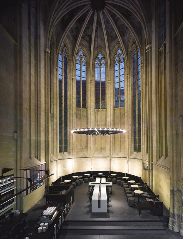 The dominant novelties in this former church are the towering shelves reaching high to the stone vaults.