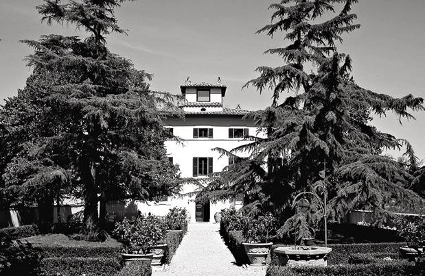 With its rustic chic suites, a beauty spa, refined restaurant and stunning setting, this villa is ideal for all connoisseurs of fine wine and food.