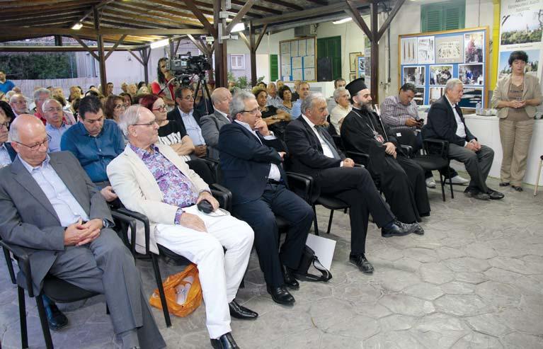 Παλαιοί και νέοι μαχαιροποιοί της Λαπήθου κατασκεύαζαν ζωντανά το παραδοσιακό μαχαίρι της Λαπήθου, χρησιμοποιώντας αυθεντικά υλικά όπως: κέρατο ζώου και ακατέργαστο ατσάλι, τα οποία