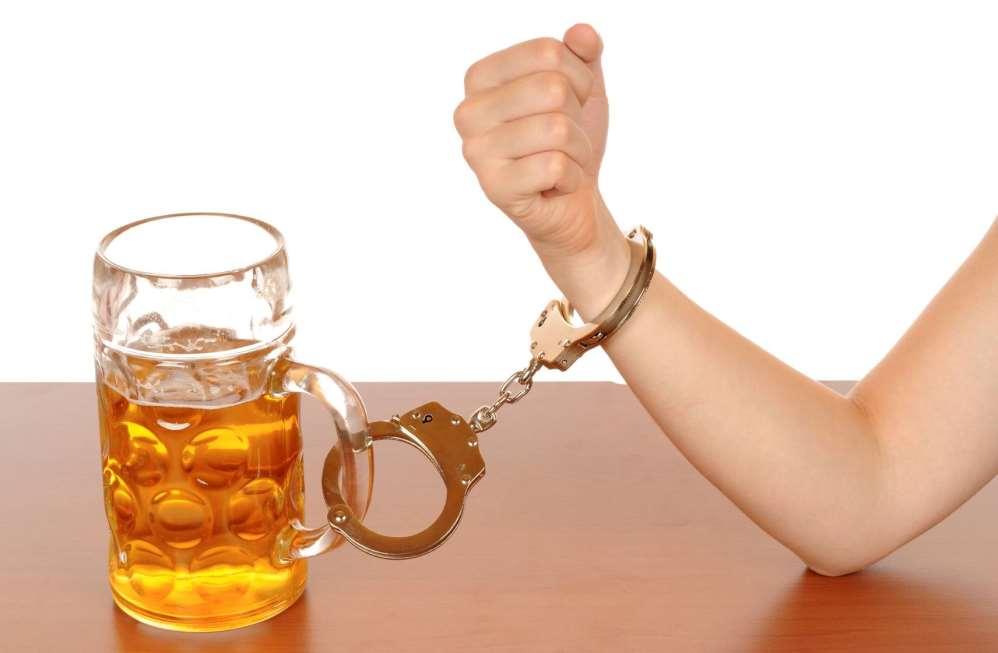 Συνέπειες αλκοολισμού Οι επιπτώσεις της υπερβολικής και κυρίως της συχνής κατανάλωσης αλκοόλ οδηγεί με βεβαιότητα σε σοβαρά προβλήματα υγείας, όπως: Εξάρτηση από το αλκοόλ ή και αλκοολισμό Κίρρωση