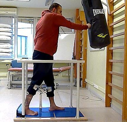 , Physiatrist, BG Klinikum, Hamburg, Germany, 2003 «Θα πρέπει να βρεις έναν τρόπο να δουλέψω στην όρθια θέση.