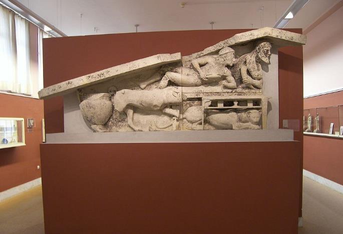 Τα εκθέματα της Μόνιμης Έκθεσης του Αρχαιολογικού Μουσείου Κερκύρας καλύπτουν όλες τις χρονικές περιόδους της ιστορίας του νησιού από τους προϊστορικούς, ιστορικούς μέχρι και ρωμαϊκούς χρόνους.