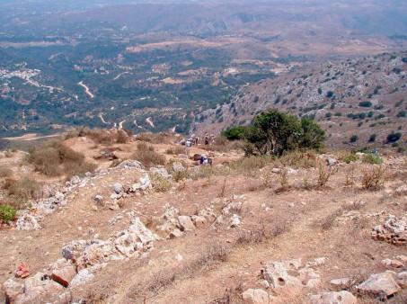 Ιερό κορυφής του Βρύσινα Ιστορία της Έρευνας: 1. Το 1963 εντοπίστηκε η θέση από τον Paul Faure. 2. To 1972 και 1973 συστηματική ανασκαφική έρευνα από τον Δαβάρα. 3.
